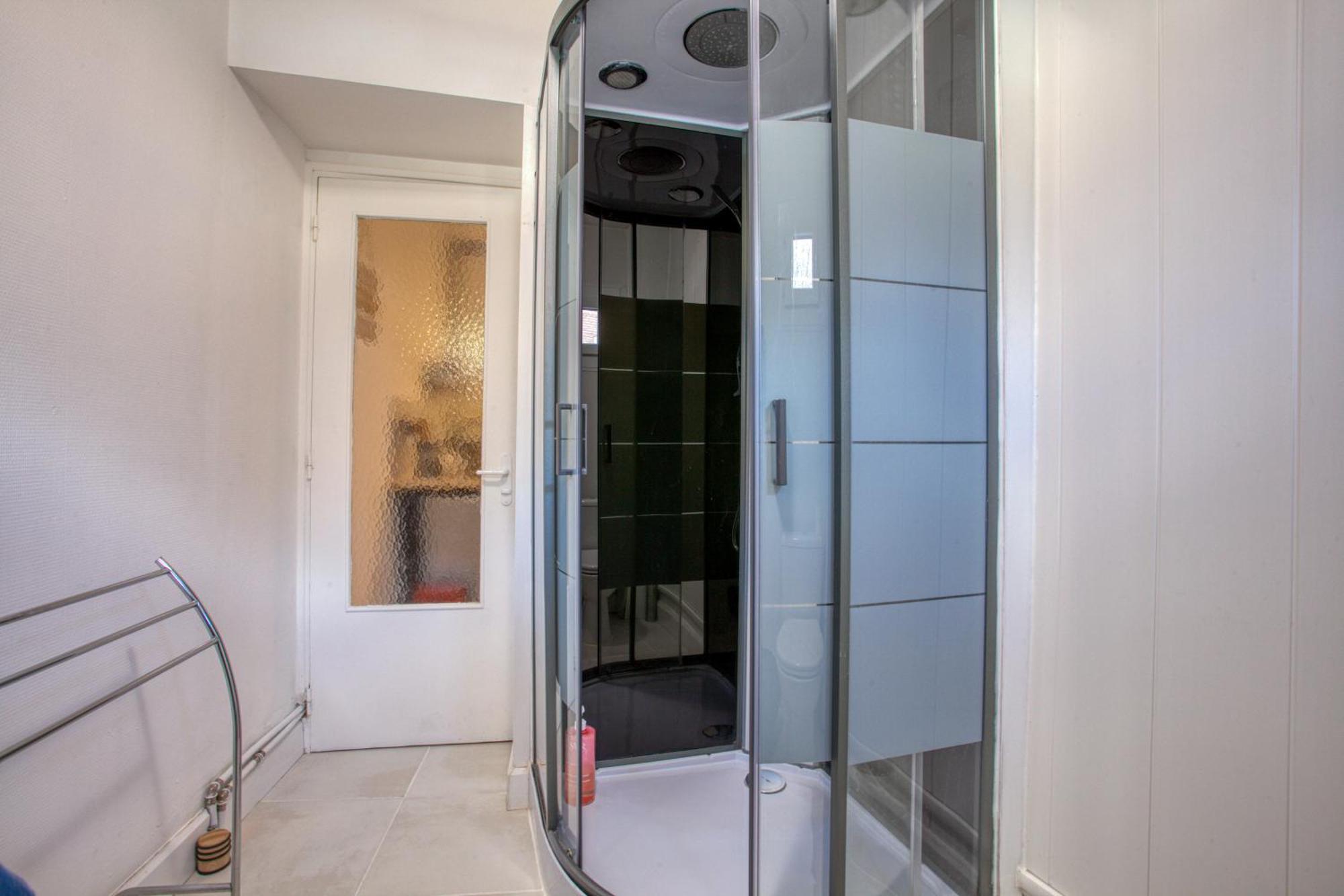 Apartment 2 Pieces Climatise, 100m Du Centre, 