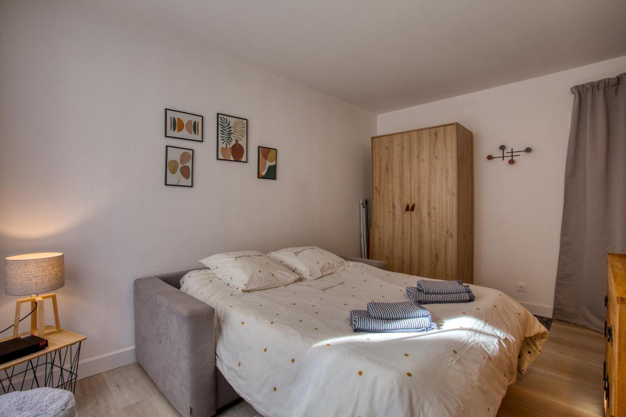 Apartment 2 Pieces Climatise, 100m Du Centre, 