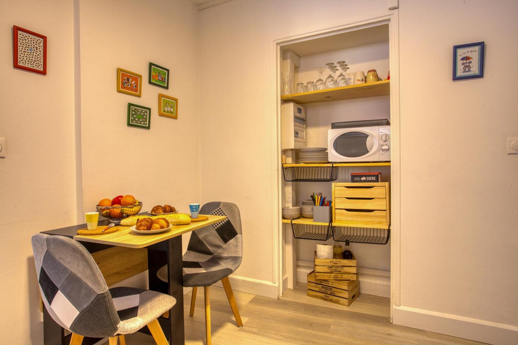 Apartment 2 Pieces Climatise, 100m Du Centre, 